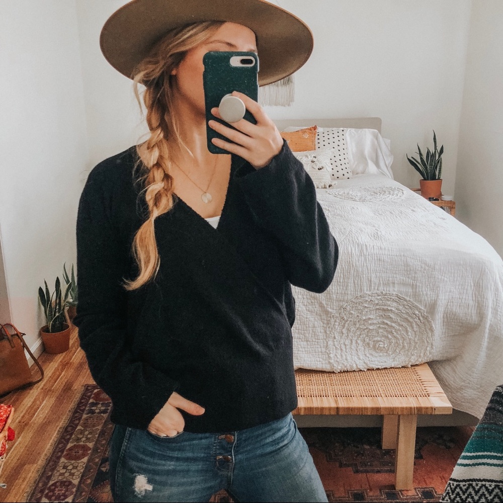 HINGE | deep V sweater